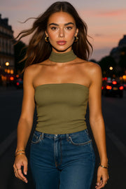 Top tubo canalé de fit ajustado, escote recto y detalle decorativo posterior de choker.
