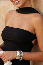Top tubo canalé de fit ajustado, escote recto y detalle decorativo posterior de choker.