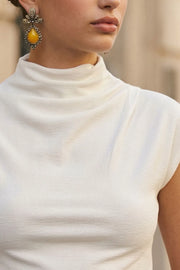 Top de fit ajustado, cuello mock con plisados y manga corta seguida.