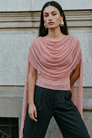 Top de mesh, fit ajustado, sin mangas, cuello barco y detalle decorativo frontal con plisados en hombros y costados.