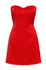 Vestido corto satinado de fit ajustado, strapless, escote corazón con plisados frontales y cierre posterior con cremallera oculta.