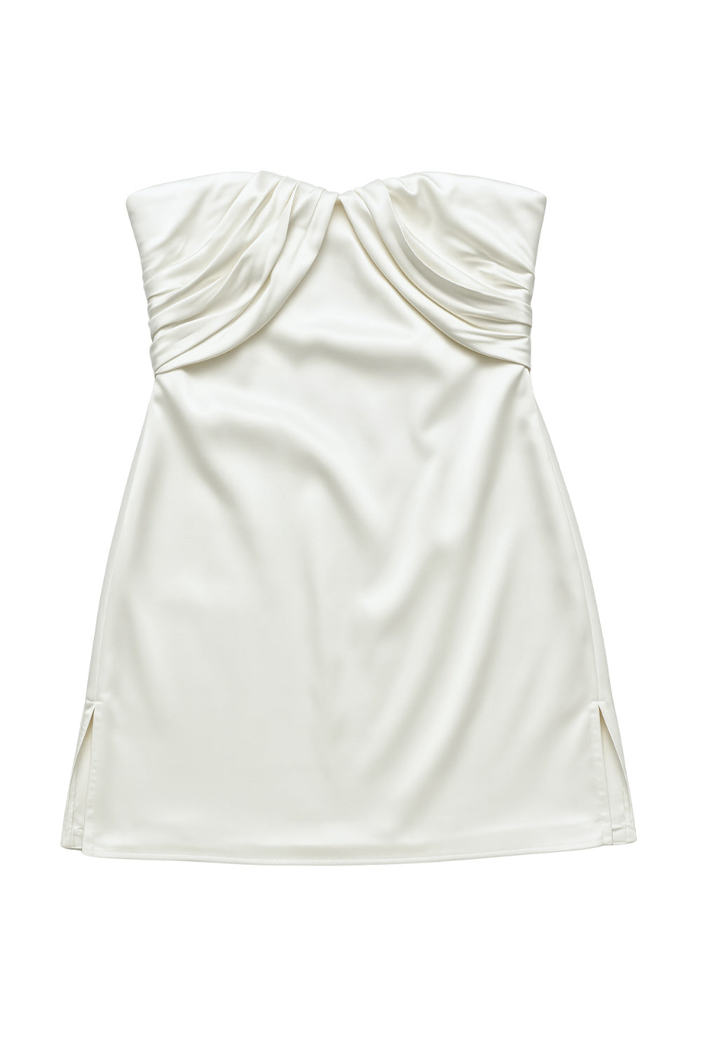 Vestido corto satinado de fit ajustado, strapless, escote corazón con plisados frontales y cierre posterior con cremallera oculta.