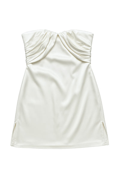 Vestido corto satinado de fit ajustado, strapless, escote corazón con plisados frontales y cierre posterior con cremallera oculta.