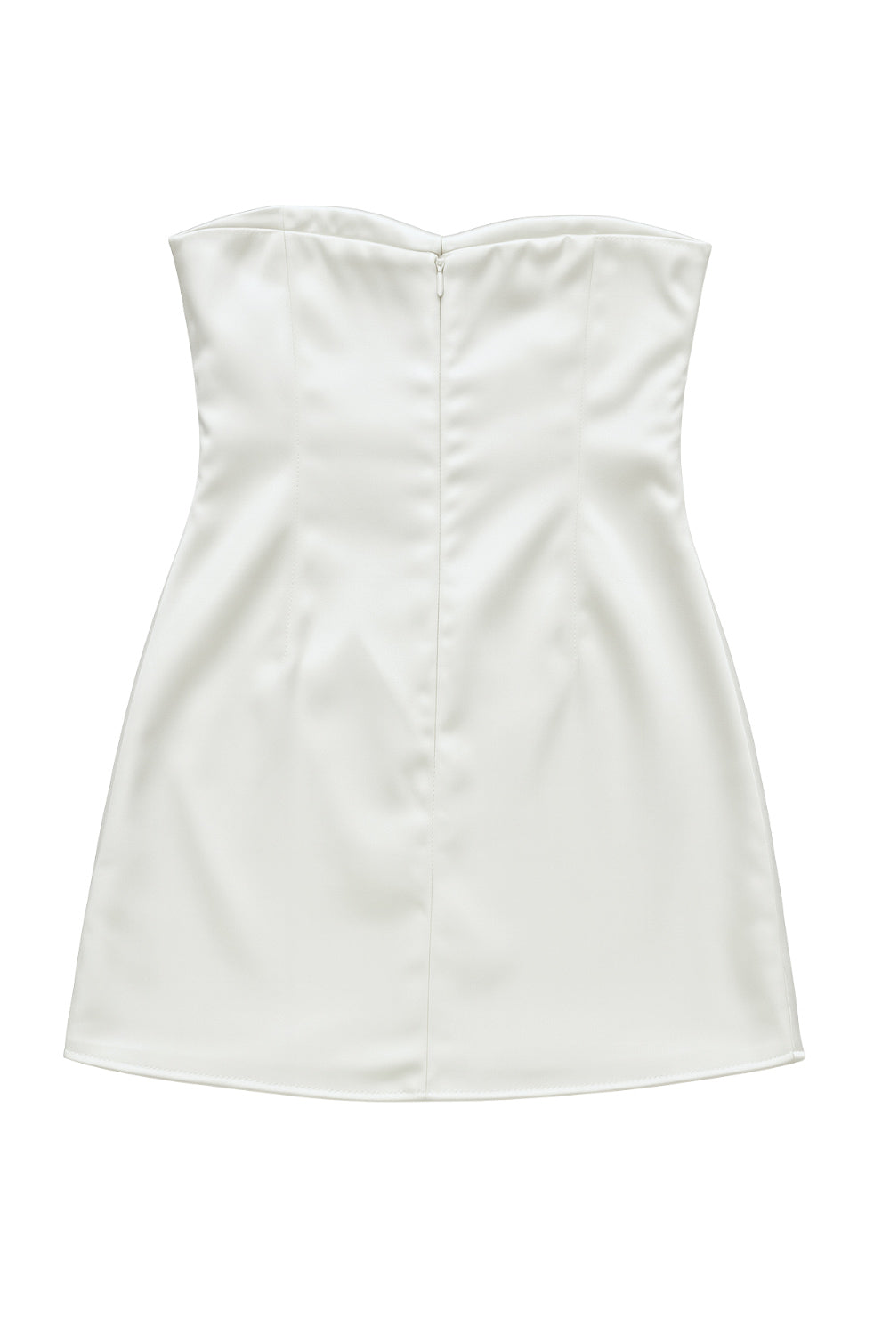 Vestido corto satinado de fit ajustado, strapless, escote corazón con plisados frontales y cierre posterior con cremallera oculta.