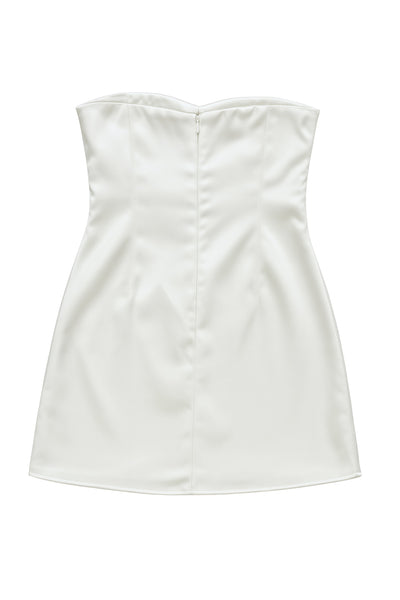 Vestido corto satinado de fit ajustado, strapless, escote corazón con plisados frontales y cierre posterior con cremallera oculta.