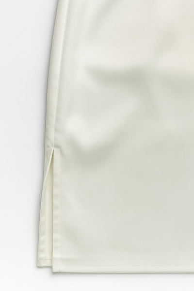 Vestido corto satinado de fit ajustado, strapless, escote corazón con plisados frontales y cierre posterior con cremallera oculta.