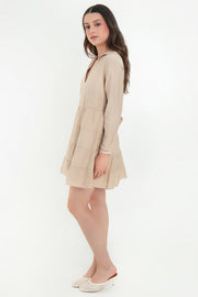 Vestido corto camisero de manga larga con puño abotonado, corte en a, escote v con costuras, cuello camisero y capas con olanes en bajo.