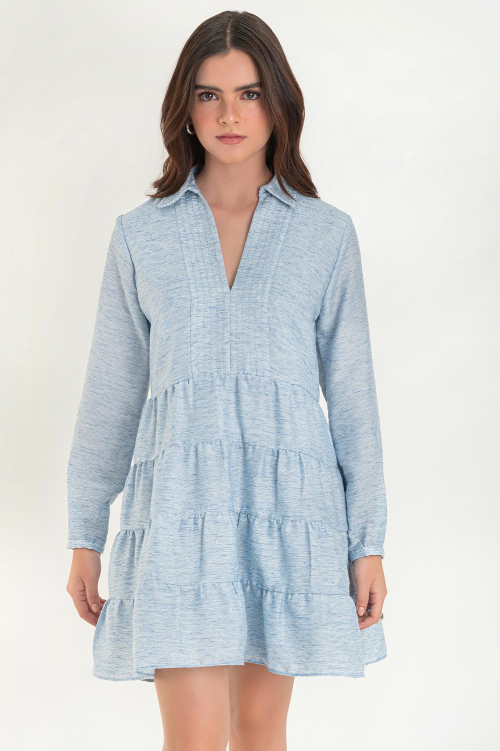 Vestido corto camisero de manga larga con puño abotonado, corte en a, escote v con costuras, cuello camisero y capas con olanes en bajo.
