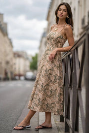Vestido largo estampado de fit ajustado, corte en a con olanes en bajo, tirantes delgados con nudo amarrable, escote recto y cierre posterior con cremallera oculta.