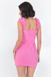Vestido corto de fit ajustado, tirantes con fruncido y olanes, escote corazón con cortes decorativos y abertura frontal en bajo.