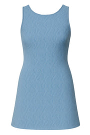 Vestido corto de fit recto, sin mangas, cuello barco y escote en espalda con lazo amarrable posterior. Detalle de textura en tejido.