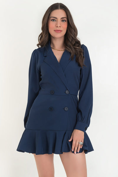 Vestido corto cruzado tipo blazer, fit ajustado, de manga larga abullonada con puño abotonado, solapa, doble cruce de botones y bajo con olanes en borde.