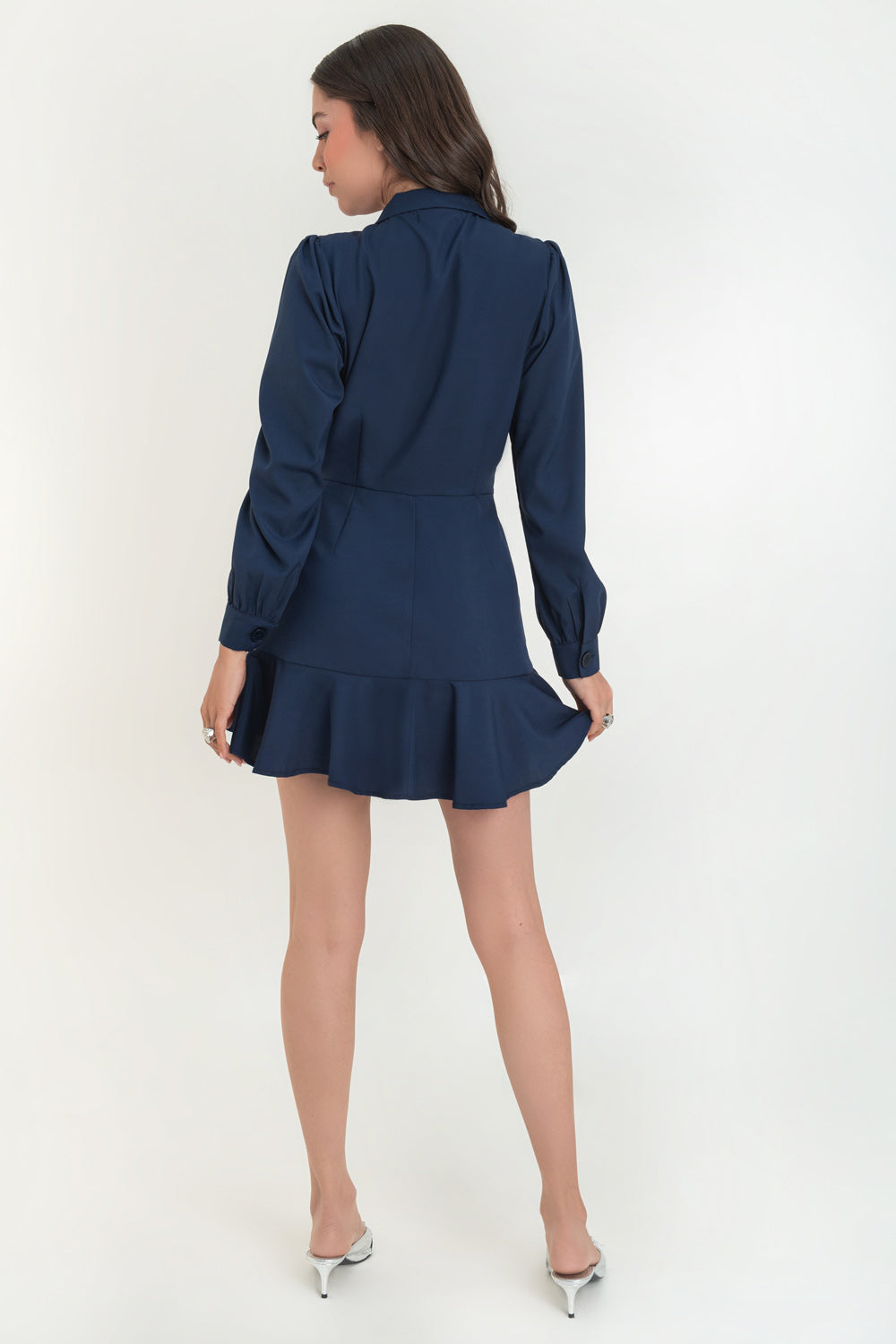 Vestido corto cruzado tipo blazer, fit ajustado, de manga larga abullonada con puño abotonado, solapa, doble cruce de botones y bajo con olanes en borde.