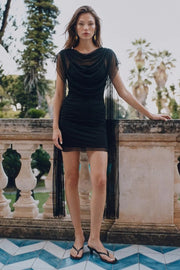 Vestido corto de mesh con plisados, fit ajustado, cuello barco, manga corta seguida, detalle decorativo con plisados frontales, en hombros y costados.