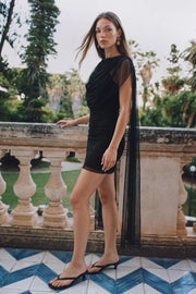 Vestido corto de mesh con plisados, fit ajustado, cuello barco, manga corta seguida, detalle decorativo con plisados frontales, en hombros y costados.