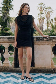 Vestido corto de mesh con plisados, fit ajustado, cuello barco, manga corta seguida, detalle decorativo con plisados frontales, en hombros y costados.