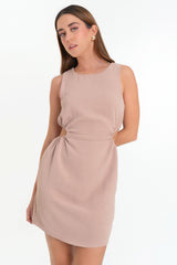 Vestido corto fit ajustado con cut out en costados
