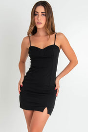 Vestido corto de fit ajustado, de tirantes delgados ajustables, escote corazón con cortes decorativos y bajo con abertura frontal.