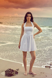 Vestido corto de cuello halter, sin mangas, escote recto, corte en a, corte v en cintura con plisados y fruncido en espalda.