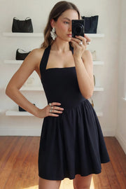Vestido corto de cuello halter, sin mangas, escote recto, corte en a, corte v en cintura con plisados y fruncido en espalda.