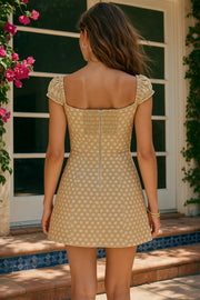 Vestido corto de fit ajustado, manga corta con rib elástico en bordes, escote redondeado con cortes y plisados frontales, lazo amarrable frontal, fruncido en espalda y cierre posterior con cremallera visible en contraste. Detalle de perforado en tejido.