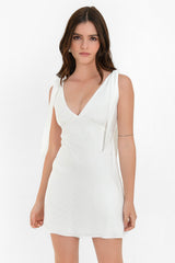 Vestido corto recto de escote v tirantes con nudo