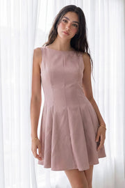 Vestido corto de fit ajustado, cuello barco, sin mangas, pinzas frontales, corte en a y olanes en bajo.