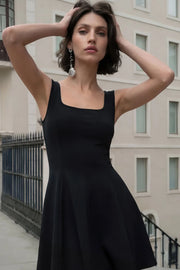Vestido corto de tirantes, cortes frontales, escote cuadrado y corte en a con olanes en bajo.