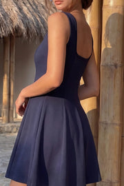 Vestido corto de tirantes, cortes frontales, escote cuadrado y corte en a con olanes en bajo.