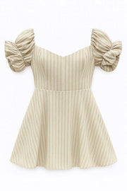 Vestido corto de hombros descubiertos, estampado rayas, escote corazón, manga corta abullonada con rib elástico y olanes en borde, corte en a y cierre posterior con cremallera oculta.