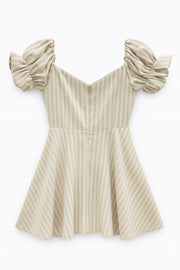 Vestido corto de hombros descubiertos, estampado rayas, escote corazón, manga corta abullonada con rib elástico y olanes en borde, corte en a y cierre posterior con cremallera oculta.