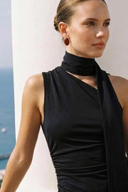 Vestido corto de fit ajustado, asimétrico de un hombro, escote diagonal, plisados en hombro y costados. Detalle de cuello alto con nudo amarrable.
