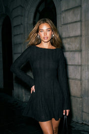 Vestido corto de fit ajustado, manga larga, cuello barco, corte en a y escote en espalda con lazo amarrable posterior. Detalle de textura en tejido.