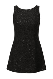 Vestido corto de lentejuelas, sin mangas, fit recto y cuello barco.