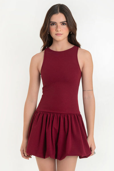 Vestido corto globo, sin mangas, fit ajustado, cuello redondo, bajo con acabado en volumen y plisados en cadera.