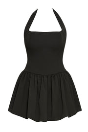 Vestido corto globo de cuello halter con lazo amarrable posterior, fit ajustado, escote cuadrado, cortes frontales, bajo con acabado en volumen y plisados en cadera. Cierre posterior con cremallera visible en contraste.
