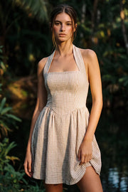 Vestido corto de estampado rayas, cuello halter, sin mangas, escote recto, cortes frontales, detalle frontal v en cintura con plisados y fruncido en espalda.
