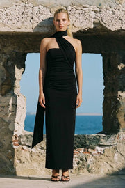 Vestido largo de fit ajustado, strapless, escote recto, plisados en costados y detalle cruzado de choker.