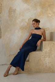 Vestido largo strapless, de fit ajustado, escote recto, cierre posterior con cremallera visible en contraste y abertura en bajo. Detalle decorativo de choker.