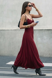 Vestido largo de fit fluido, escote curveado jareta ajustable, plisados y cut out frontal, tirantes delgados ajustables. y cierre posterior con cremallera oculta.