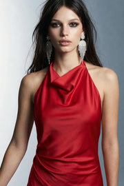 Vestido largo satinado de cuello halter fluido con lazo amarrable posterior y escote en espalda.