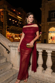Vestido largo plisado de mesh, fit ajustado, hombros descubiertos, manga corta seguida, escote recto con plisados frontales, en hombros y costados. Detalle de transparencia en bajo y choker.
