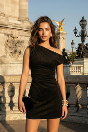 Vestido corto de fit ajustado, corte en a, escote diagonal asimétrico, hombro descubierto, manga corta seguida, plisados decorativos en costado y hombro.