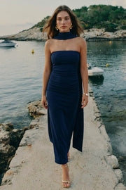 Vestido maxi strapless de fit ajustado, escote recto y abertura en bajo. Detalle decorativo de choker.