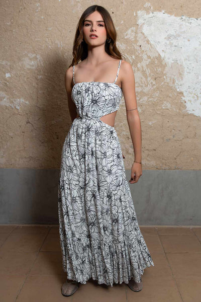 Maxi vestido de estampado floral, escote recto con plisados frontales, tirantes delgados ajustables, cut out en costados y espalda, rib elástico en cintura y detalle de capas de olanes en bajo.