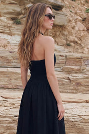 Vestido largo de cuello halter, sin mangas, escote recto, corte en a, corte v en cintura con plisados y fruncido en espalda.