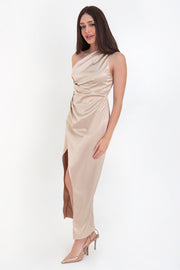 Vestido maxi satinado de fit recto, asimétrico de un hombro, con plisados en hombro, escote diagonal, cruce frontal con plisados en costados y abertura frontal en bajo. Cierre lateral con cremallera oculta.