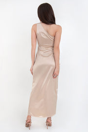 Vestido maxi satinado de fit recto, asimétrico de un hombro, con plisados en hombro, escote diagonal, cruce frontal con plisados en costados y abertura frontal en bajo. Cierre lateral con cremallera oculta.