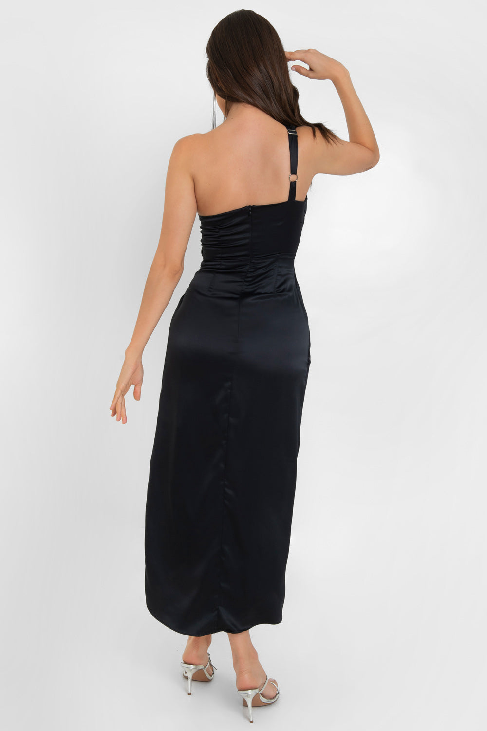 Vestido maxi satinado de fit ajustado, asimétrico de un hombro, tirante ajustable, escote diagonal, plisado frontal con cruce en falda y nudo amarrable lateral. Detalle de bajo curveado y cierre posterior con cremallera oculta.