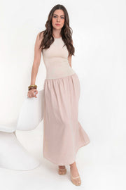 Vestido maxi de fit ajustado, cuello redondo, sin mangas, corte en a, plisados en cadera y bajo en contraste.